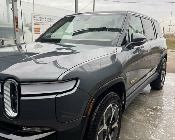 Серый Rivian R1S, объемом двигателя 0 л и пробегом 28 тыс. км за 49900 $, фото 1 на Automoto.ua