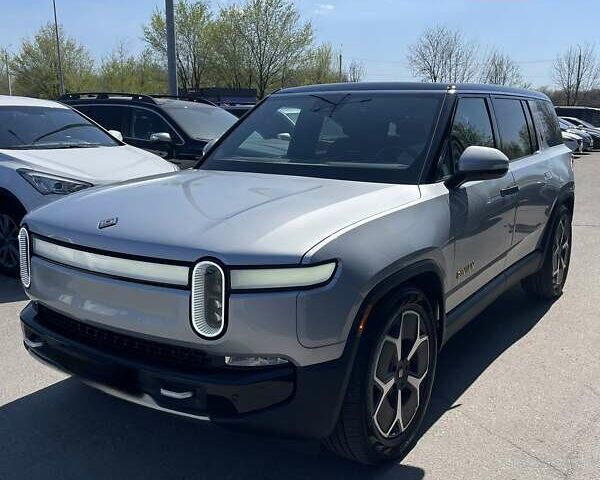 Серый Rivian R1S, объемом двигателя 0 л и пробегом 5 тыс. км за 49900 $, фото 1 на Automoto.ua