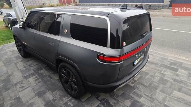 Серый Rivian R1S, объемом двигателя 0 л и пробегом 19 тыс. км за 57000 $, фото 1 на Automoto.ua