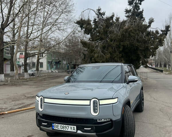 Серый Rivian R1S, объемом двигателя 0 л и пробегом 13 тыс. км за 57000 $, фото 1 на Automoto.ua