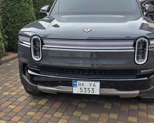 Сірий Rivian R1S, об'ємом двигуна 0 л та пробігом 6 тис. км за 62999 $, фото 1 на Automoto.ua