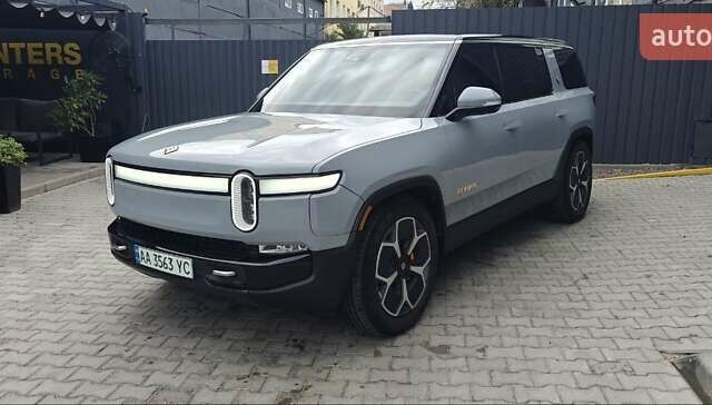 Синий Rivian R1S, объемом двигателя 0 л и пробегом 18 тыс. км за 58900 $, фото 1 на Automoto.ua
