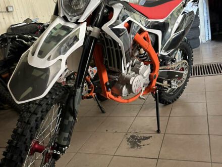 Красный BSE J3D 300 Enduro, объемом двигателя 0.3 л и пробегом 1 тыс. км за 1950 $, фото 1 на Automoto.ua