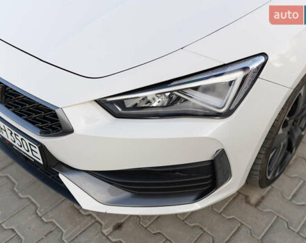 Белый Cupra Leon, объемом двигателя 1.4 л и пробегом 101 тыс. км за 26607 $, фото 105 на Automoto.ua