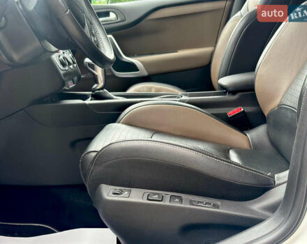 Белый DS 4, объемом двигателя 1.6 л и пробегом 117 тыс. км за 11400 $, фото 14 на Automoto.ua