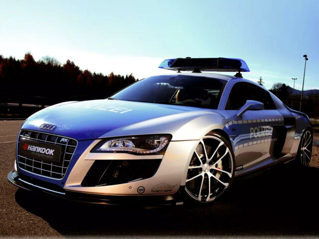 полицейский Audi Audi патрулирует улицы