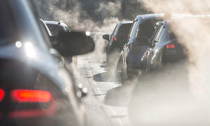 выхлоп авто загрязняет воздух