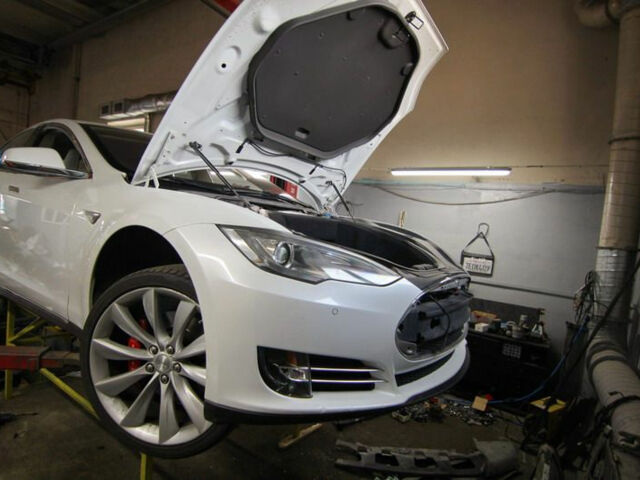 Автомеханики восстанавливают Tesla в Украине