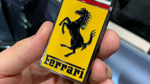 эмблема на ключе нового спорткара ferrari roma фото