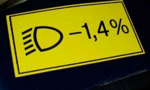 Что значит наклейка под капотом с рисунком фары