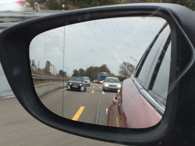 Что означает линия на левом зеркале заднего вида