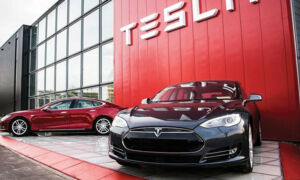 Электрокары Tesla подешевели за одну ночь фото