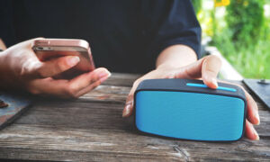 В подорож з музикою: як продовжити час автономної роботи Bluetooth-колонки?