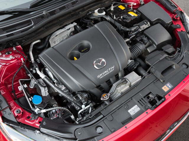 Двигун Mazda 3 на 24-вольтовій системі Mazda M Hybrid Mazda 3 червоного кольору з інноваційним турбодвигуном