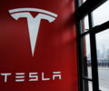 Нова Tesla: з'явилося фото секретного хетчбека