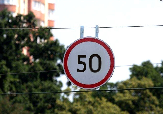  К примеру, ограничение скорости до 30 (40, 50) км/час допускает