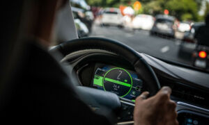 Почему на трассе электрокар быстрее теряет запас хода