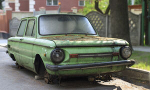 залишений автомобіль без власника фото