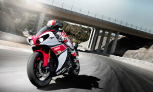 Спортбайк Yamaha YZF-R1 в 2013 году Спортбайк Yamaha YZF-R1 в 2013 году