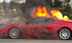 Ferrari горить Автомобіль Ferrari загорівся фото