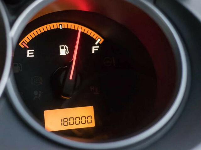 Почему указатель уровня горючего не показывает точный остаток