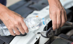 Можно ли за лить воду вместо стеклоомывателя