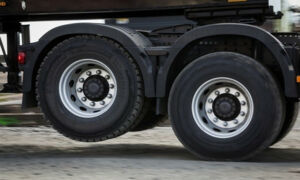 Почему на грузовиках поднимают часть колес