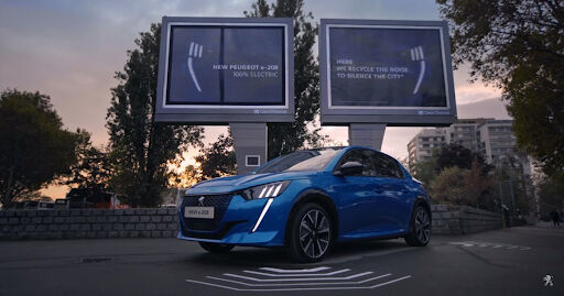 билборд Peugeot который добывает электрический ток из городского шума фото