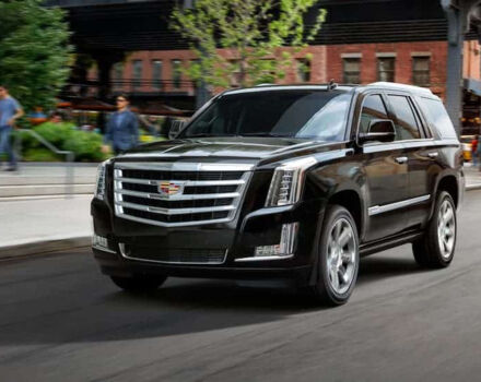 Розкішний Cadillac Escalade 2020 року на дорозі