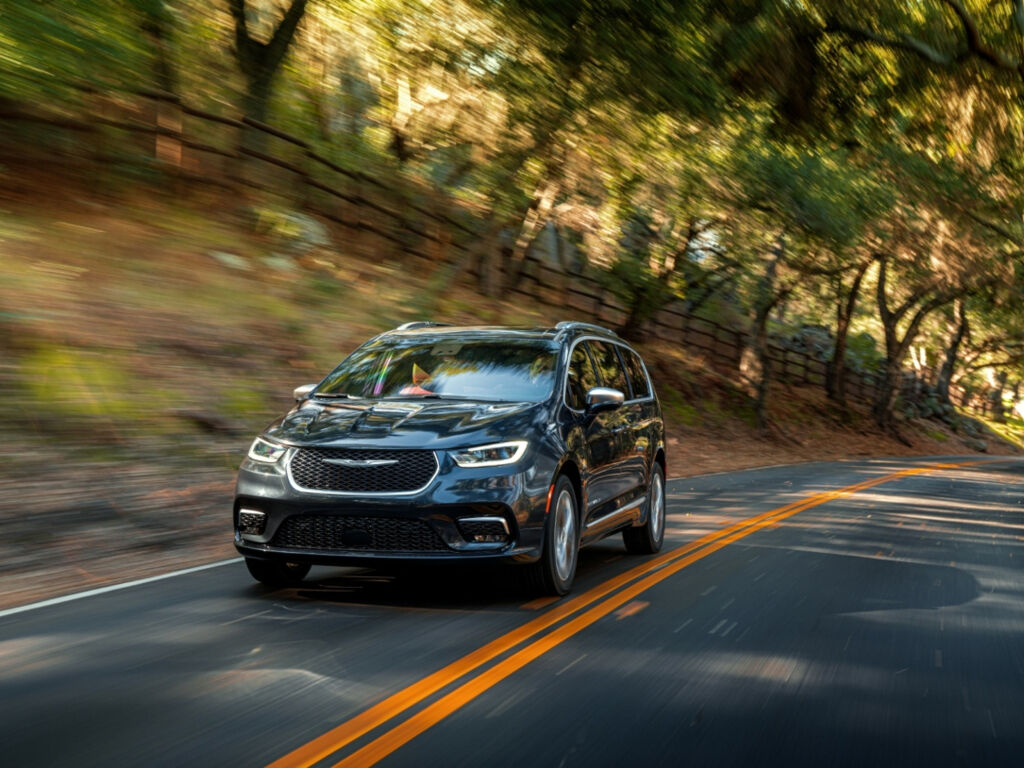 Минивэн Chrysler Pacifica 2021 Купить люксовый семейный минивэн Chrysler Pacifica 2021 на AutoMoto.ua
