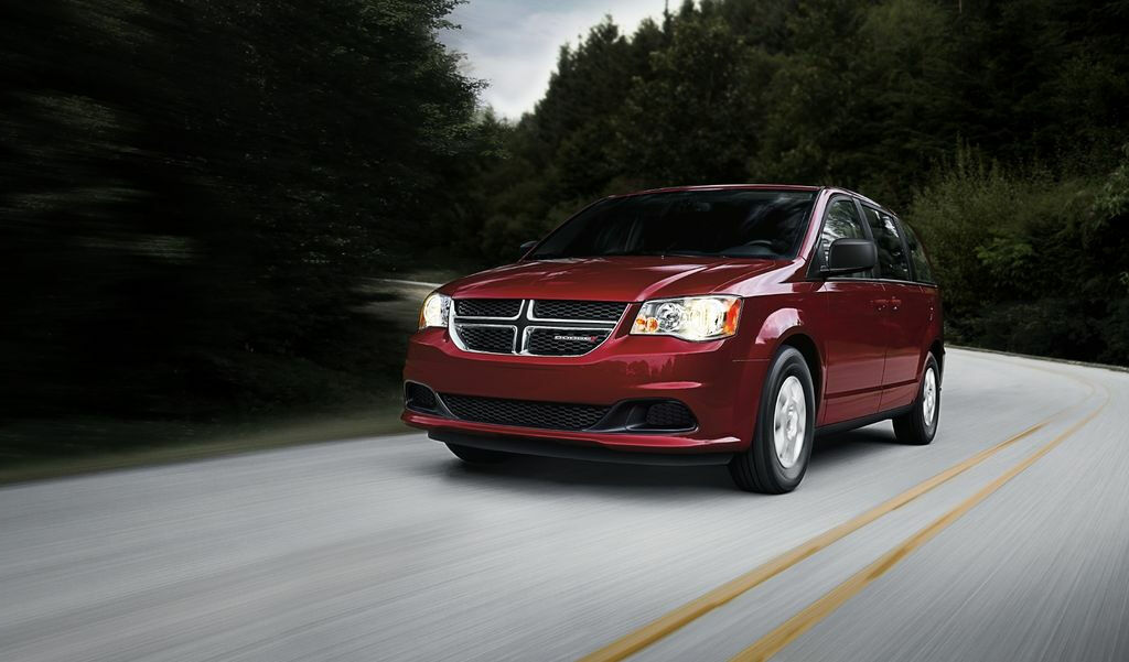 Dodge Grand Caravan 2020 року на дорозі