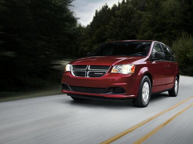 Dodge Grand Caravan 2020 года на дороге
