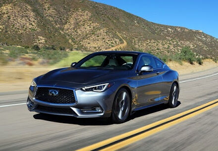 Infiniti Q60 2020 года на дороге