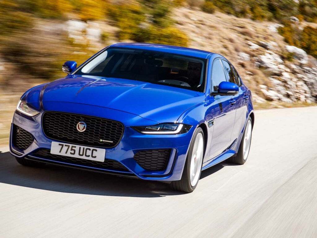 Седан Jaguar XE 2020 року випуску на дорозі