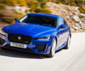 Седан Jaguar XE 2020 года выпуска на дороге