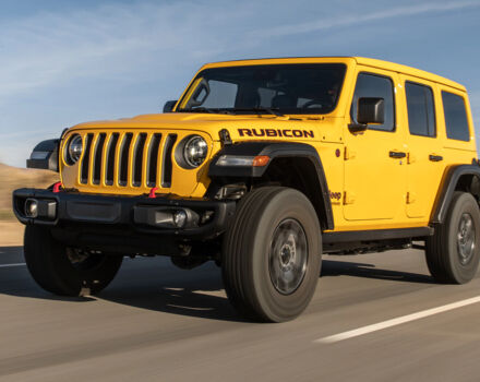 Новый Jeep Wrangler 2020 года на дороге