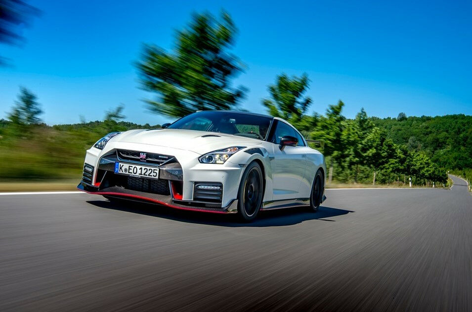 Nissan GT-R купе белого цвета 2021 года на AutoMoto.ua