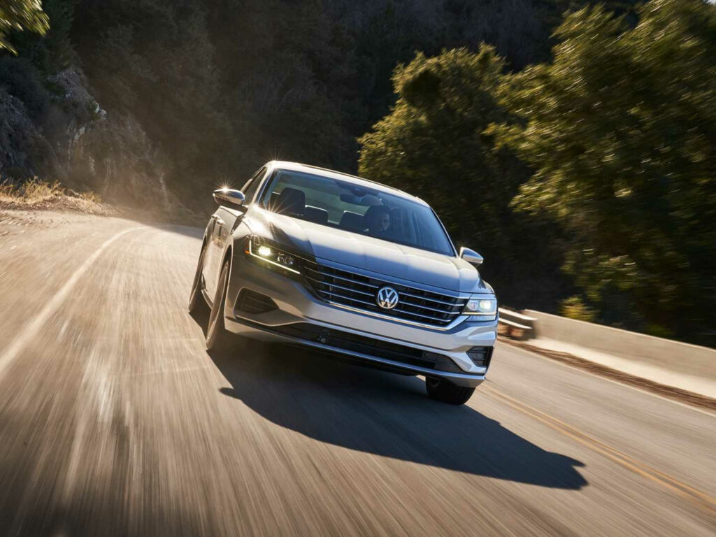 Volkswagen Passat 2020 Volkswagen Passat 2020 на дороге