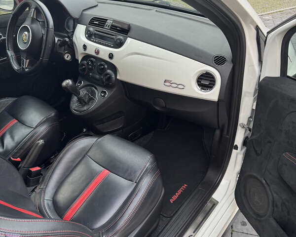 Белый Абарт Fiat 500, объемом двигателя 1.37 л и пробегом 140 тыс. км за 9500 $, фото 14 на Automoto.ua