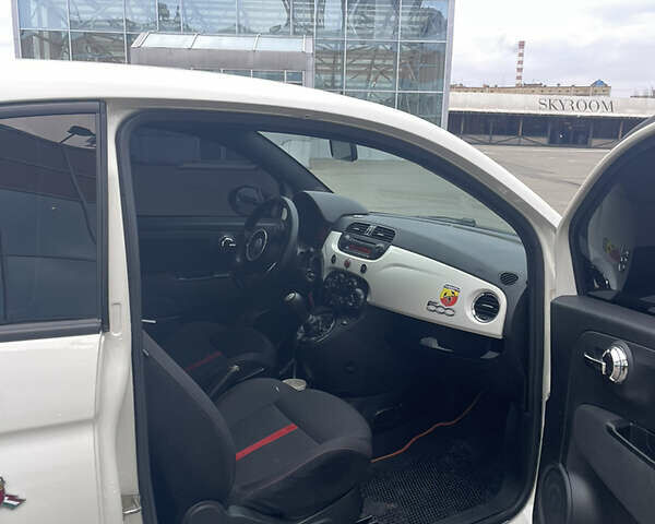 Белый Абарт Fiat 500, объемом двигателя 1.4 л и пробегом 181 тыс. км за 7800 $, фото 19 на Automoto.ua