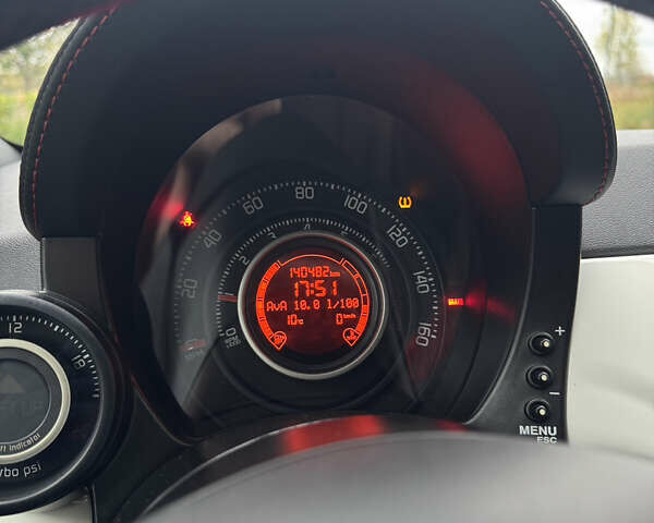 Белый Абарт Fiat 500, объемом двигателя 1.37 л и пробегом 140 тыс. км за 9500 $, фото 8 на Automoto.ua