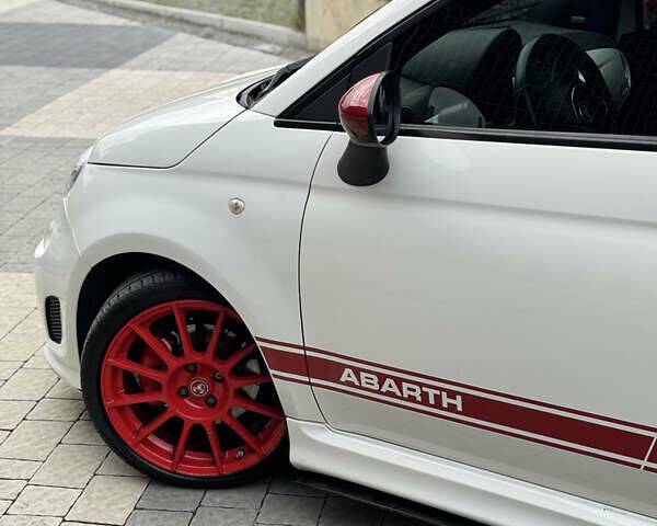 Белый Абарт Fiat 500, объемом двигателя 1.37 л и пробегом 140 тыс. км за 9500 $, фото 5 на Automoto.ua