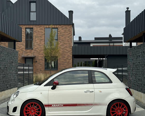 Белый Абарт Fiat 500, объемом двигателя 1.37 л и пробегом 140 тыс. км за 9500 $, фото 2 на Automoto.ua