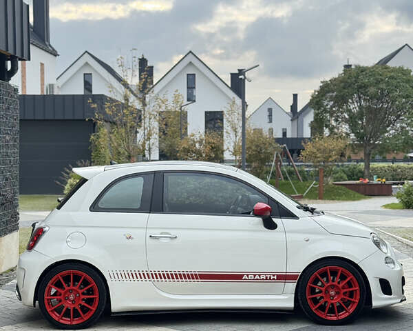 Белый Абарт Fiat 500, объемом двигателя 1.37 л и пробегом 140 тыс. км за 9500 $, фото 3 на Automoto.ua