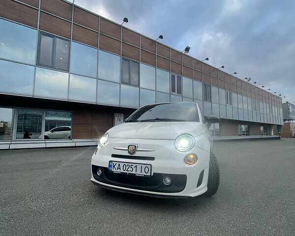 Белый Абарт Fiat 500, объемом двигателя 1.4 л и пробегом 181 тыс. км за 7800 $, фото 6 на Automoto.ua