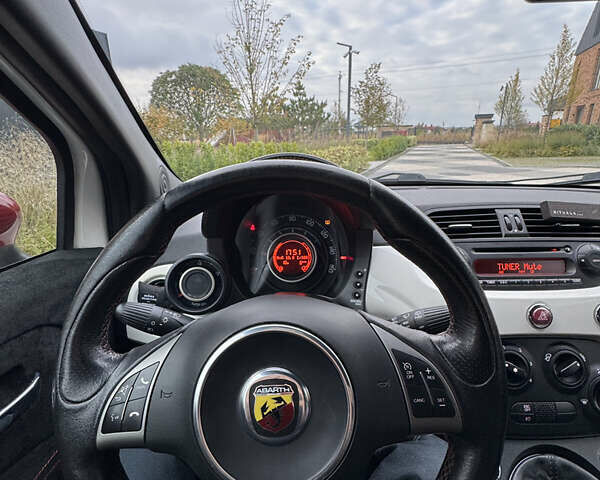 Белый Абарт Fiat 500, объемом двигателя 1.37 л и пробегом 140 тыс. км за 9500 $, фото 9 на Automoto.ua