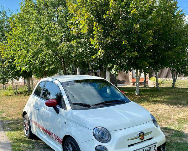 Белый Абарт Fiat 500, объемом двигателя 1.37 л и пробегом 91 тыс. км за 7900 $, фото 2 на Automoto.ua