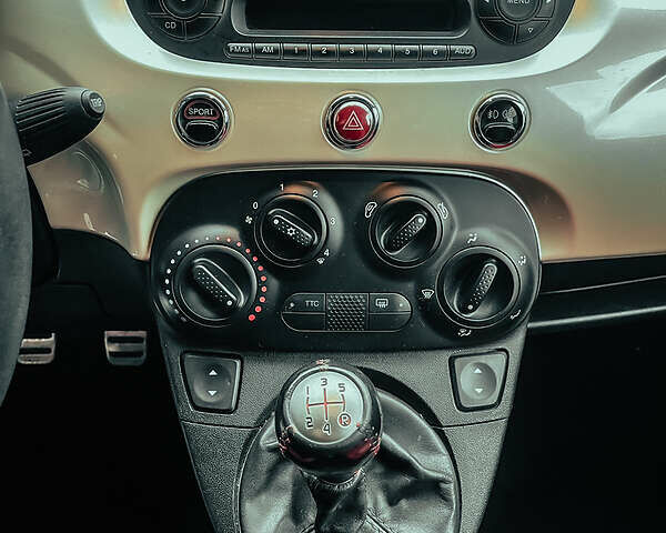 Белый Абарт Fiat 500, объемом двигателя 1.4 л и пробегом 170 тыс. км за 6999 $, фото 6 на Automoto.ua