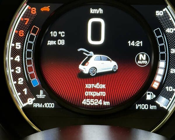 Желтый Абарт Fiat 595, объемом двигателя 1.4 л и пробегом 48 тыс. км за 18999 $, фото 15 на Automoto.ua