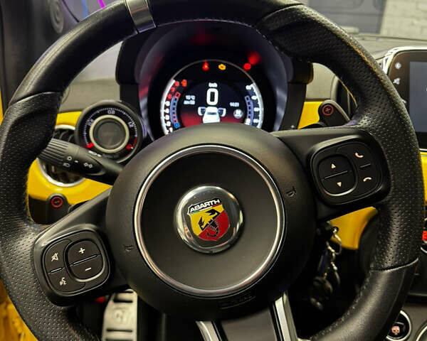 Желтый Абарт Fiat 595, объемом двигателя 1.4 л и пробегом 48 тыс. км за 18999 $, фото 14 на Automoto.ua